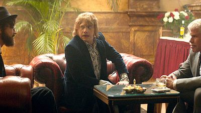 'Moonwalkers': nuevo avance sin censura con Ron Perlman buscando a Kubrick noticias imagen