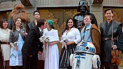 'Star Wars: El despertar de la Fuerza': Una pareja de fans celebra una boda temática el día del estreno noticias imagen