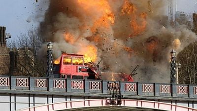 La explosión de un autobús durante el rodaje de la nueva película de Jackie Chan provoca el pánico en Londres noticias imagen