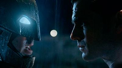 'Batman v Superman': Un Caballero Oscuro con la armadura destrozada derrota a Kal-El en la última foto