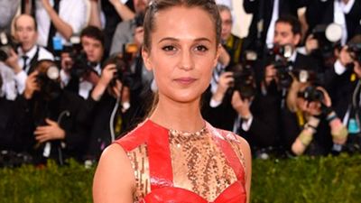 Alicia Vikander, la nueva Lara Croft, se marca un baile para anunciar la MET Gala