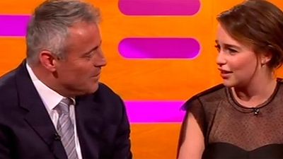 Matt LeBlanc usa su mítico "¿Cómo va eso?" de 'Friends' con Emilia Clarke noticias imagen