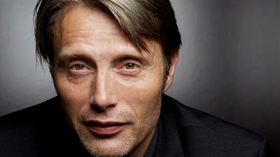 Mads Mikkelsen declara que Gillian Anderson sería una 007 perfecta noticias imagen