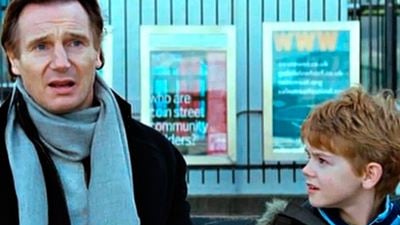 'Love Actually': Primeras imágenes del reencuentro de Liam Neeson y Thomas Brodie-Sangster 14 años después