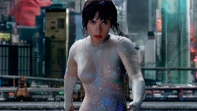 'Ghost in the Shell': Scarlett Johansson intenta averiguar quién era en el tráiler final en español