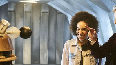 'Doctor Who': BBC responde a los rumores sobre la salida de Pearl Mackie de la serie noticias imagen