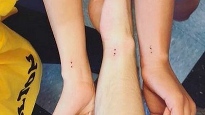 'Por trece razones': El reparto se hace un tatuaje conjunto a favor del Proyecto Punto y Coma noticias imagen