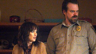 'Stranger Things': David Harbour habla de un eventual romance entre Hopper y Joyce  noticias imagen