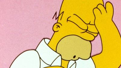 'Los Simpson': La policía británica para a un hombre cuyo carnet de conducir era el de Homer Simpson