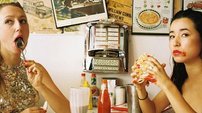 Hulu da luz verde a 'PEN15', una comedia para adultos ambientada en un instituto noticias imagen