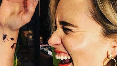 'Juego de Tronos': Emilia Clarke se hace uno de los mejores tatuajes para recordar su paso por la serie noticias imagen