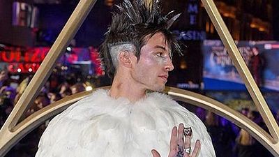 Ezra Miller vuelve a sorprender en una 'premiere' de 'Animales fantásticos 2' con un traje inspirado en Hedwig noticias imagen