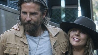 Lady Gaga llora durante un homenaje público a su gran amigo Bradley Cooper