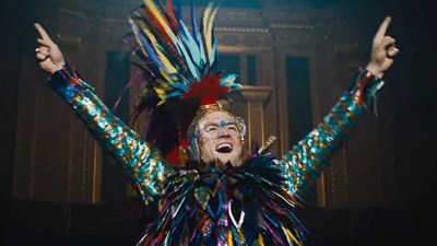 Taron Egerton saca sus dotes como artista en el nuevo tráiler de 'Rocketman'