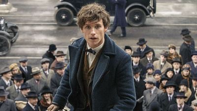Eddie Redmayne se posiciona en contra de los comentarios de J.K. Rowling sobre las mujeres transgénero  noticias imagen