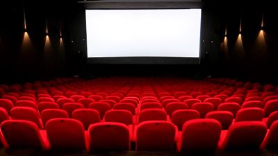 Los cines de Nueva York reabren sus puertas un año después con buenos resultados en taquilla