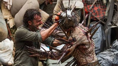 El zombi desnudo, un mordisco inolvidable y otros momentos 'WTF' que 'The Walking Dead' quiere superar en la temporada 11 noticias imagen