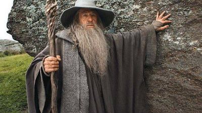 Ian McKellen vuelve a responder a las especulaciones sobre la presencia de Gandalf en la serie 'El Señor de los Anillos' noticias imagen