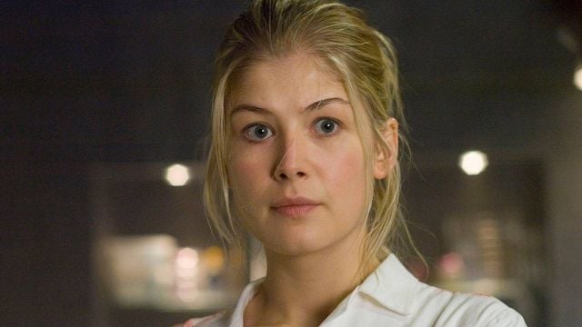 Rosamund Pike recuerda la película de acción que casi arruina su carrera: "Una de las peores jamás hechas" noticias imagen