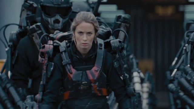 Antes de que pueda terminar la frase, Emily Blunt se quita de en medio a este soldado en 'Al filo del mañana': resulta que es su propio hermano noticias imagen
