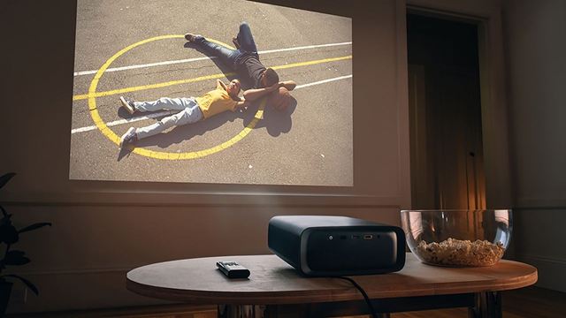 Será como tener un cine en casa: este proyector de Philips es ideal para series o películas y tiene un precio espectacular