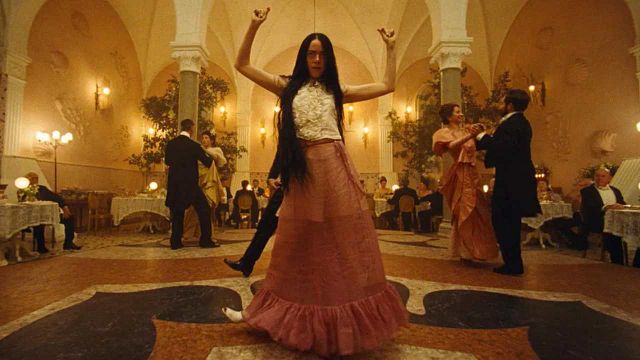 "No me preocupa que la película se malinterprete, hago lo que me gusta": puede que no todos entiendan 'Pobres criaturas', pero el reparto se lanzó a por ello noticias imagen