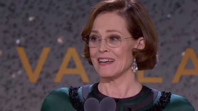 "Bill Murray siempre me dice que mi interpretación es mucho mejor doblada al español": Sigourney Weaver dedica su Goya a su actriz de doblaje en España noticias imagen