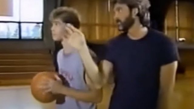 Hoy es uno de los actores más importantes de Hollywood, pero, ¿sabrías reconocer a este jugador de baloncesto de telenovela? noticias imagen
