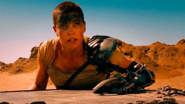 "Está gordo y apenas puede pelear": Charlize Theron no se corta hablando de esta famosa estrella de acción de los 90 noticias imagen