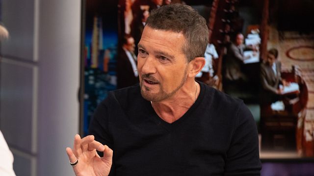 Antonio Banderas revela los dos directores más "raros" con los que ha trabajado: "Es un personaje curiosísimo" noticias imagen