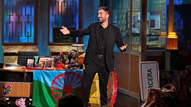 David Broncano recibe a uno de sus "enemigos" en 'La Revuelta' con regalo envenenado incluido: "¡Es una multa!" noticias imagen