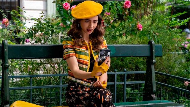 El llamativo error de continuidad de la temporada 3 de 'Emily in Paris' que se las ha apañado para pasar inadvertido noticias imagen