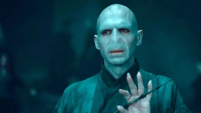 Voldemort defiende a J.K. Rowling: Ralph Fiennes afirma que el "abuso verbal" hacia la creadora de 'Harry Potter' es "asqueroso"