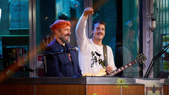 Su papel iba a ser solo de músico, pero se ha convertido en una de las claves de 'La Revuelta': Así llegó Grison a trabajar con David Broncano noticias imagen