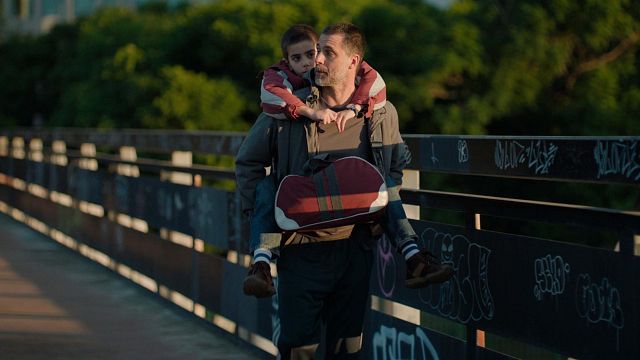 "Que de mayor quiere ser Mary Poppins": Macarena García y Hugo Silva protagonizan una emotiva historia sobre la infancia y sus silencios noticias imagen