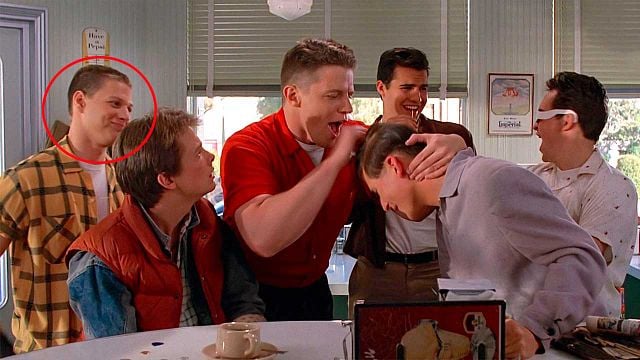 Fue elegido para un papel en 'Regreso al futuro', pero se quedó sin él porque era bajito: aún así acabó apareciendo en las tres películas noticias imagen