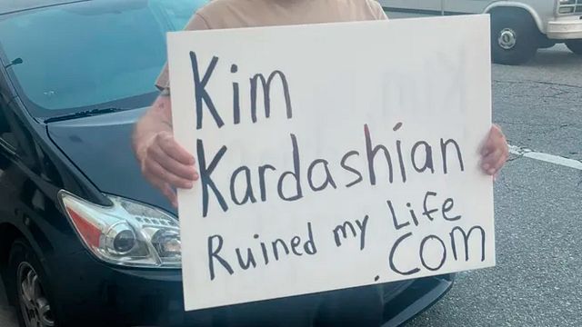 "Kim Kardashian arruinó mi vida": ¿Qué historia esconde el cartel que tanto ha llamado la atención de las redes sociales?