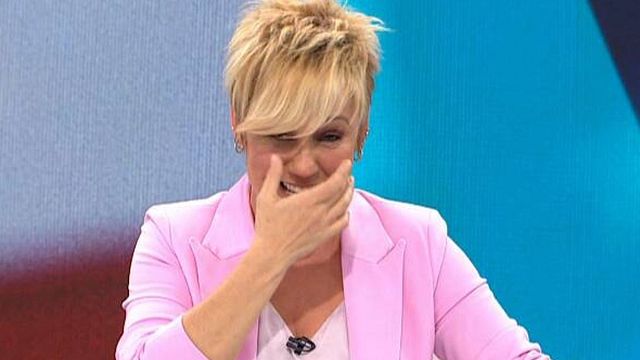 El inoportuno ataque de risa de Cristina Pardo en 'Más vale tarde' por el que se tiene que disculpar noticias imagen