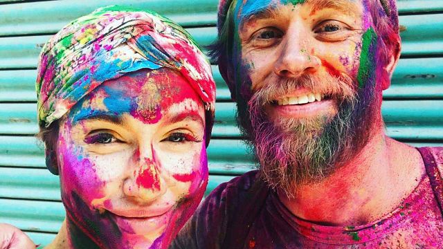 Cuando Charlie Hunnam empezó a triunfar, decidió alejarse con su novia para vivir en un rancho: lleva con ella 20 años noticias imagen