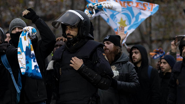 Es agosto y un furgón de seis antidisturbios acude a realizar un desahucio en pleno centro de Madrid: la miniserie de seis capítulos que te sacude noticias imagen