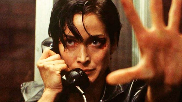A pesar del éxito de 'Matrix', Carrie-Anne Moss estaba arruinada: “Tengo que hacer de camarera mientras se estrena esta gran película” noticias imagen
