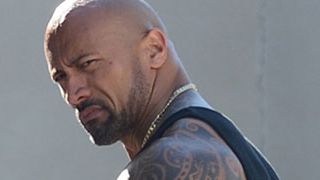 'Pain and Gain': imagen de Dwayne Johnson cocinando una mano noticias imagen