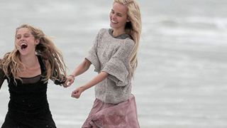 'Knight of Cups': Isabel Lucas y Teresa Palmer se divierten en la playa