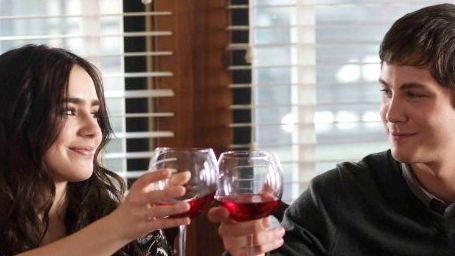 'Cazadores de sombras': El 'topless' de Lily Collins en 'El novelista' incomoda a su padre noticias imagen