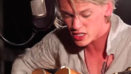 'Cazadores de sombras': Jamie Campbell Bower también sabe cantar y tocar la guitarra