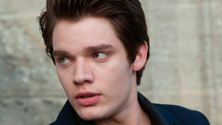 'Vampire Academy': ¡Christian intenta quemar a alguien en clase en el último clip! noticias imagen