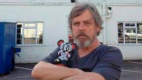 'Star Wars: Episodio VII': Mark Hamill luce barba como Luke Skywalker y nos muestra el logo de la película noticias imagen