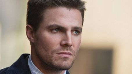 El protagonista de 'Arrow' Stephen Amell critica los planes de Warner Bros. y DC noticias imagen