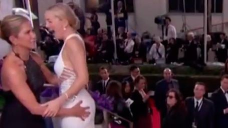 Jennifer Aniston le agarra el culo a Kate Hudson en los Globos de Oro