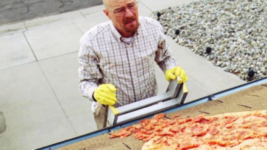Vince Gilligan pide a los fans de ‘Breaking Bad’ que dejen de tirar pizzas al tejado de Walter White noticias imagen